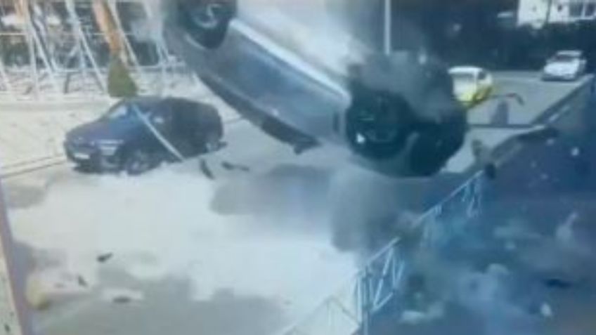 VIDEO: camioneta de lujo cae desde el tercer piso de un estacionamiento y deja tres muertos