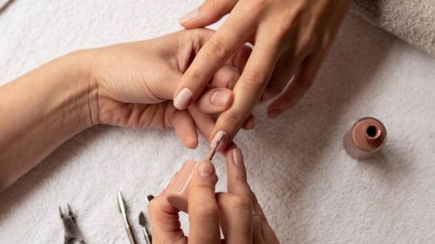 Manicura invisible: la tendencia de uñas que te ayudará a despreocuparte de tus manos durante el verano