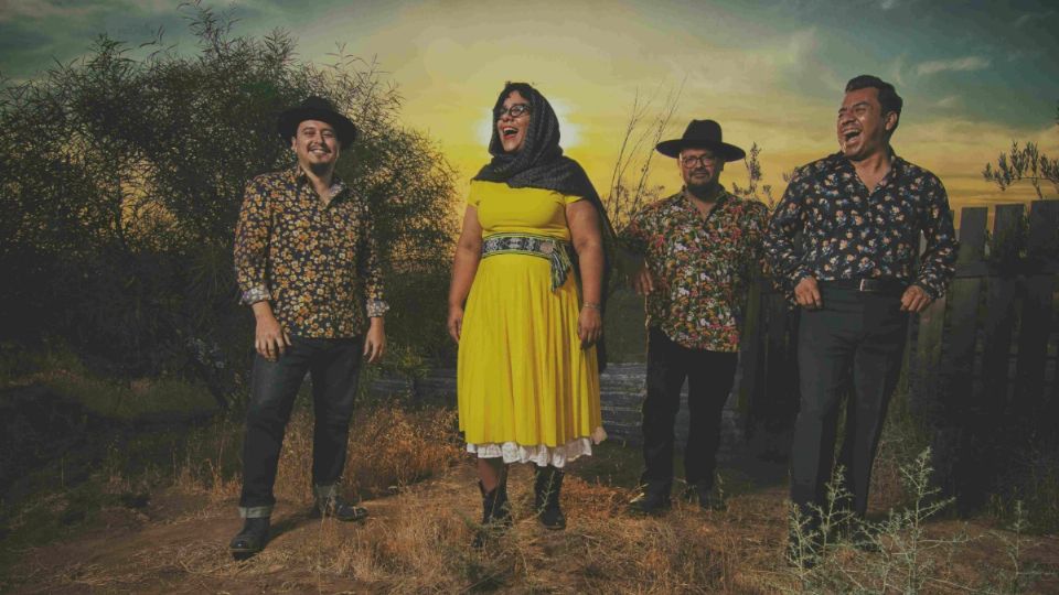 La Santa Cecilia será la banda anfitriona de este concierto.