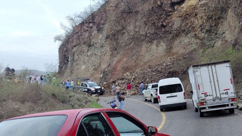 Se registran deslizamientos de tierra en carreteras.