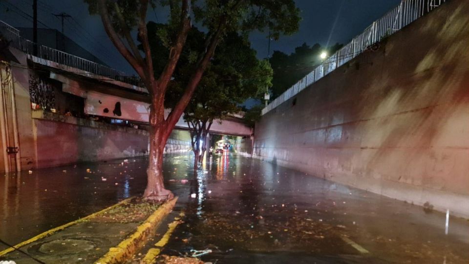 Varios vehículos quedaron varados en pasos a desnivel de la capital jalisciense.