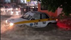 VIDEO: taxista es arrastrado por corriente de agua y una señora lo regaña