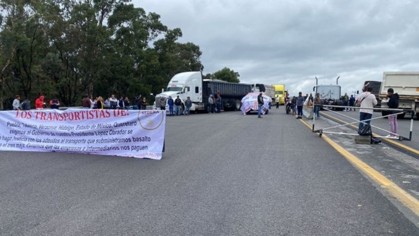 Transportistas bloquean la México-Puebla, a la altura de Amozoc