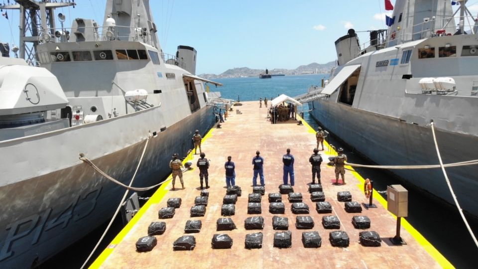 En una segunda acción se localizaron otros 66 bultos tipo costalillas de color negro flotando en el mar y amarrados unos con otros.