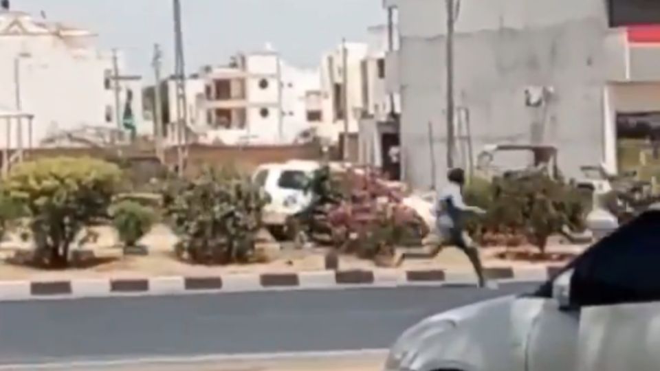 Momento exacto en el que un asaltante intenta escapar, pero es atropellado por un automovilista.