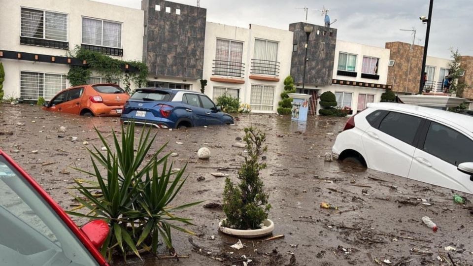 Todavía hay personas atrapadas en sus casas debido a la cantidad de lodo.