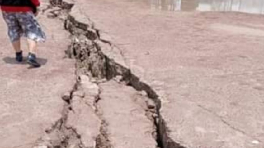 Vecinos escuchan fuertes crujidos y se abre enorme grieta en Ecatepec tras fuertes lluvias