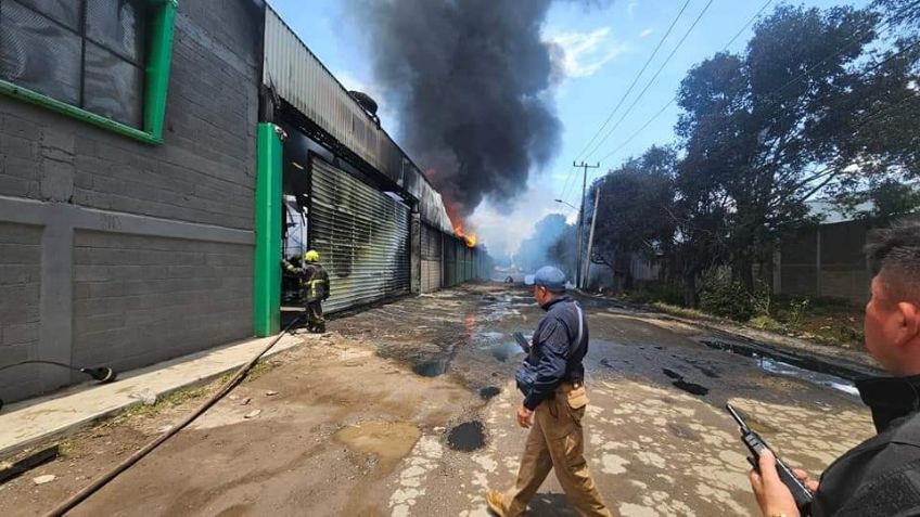 Incendio en fábrica de aditivos deja gran columna de humo en Cuautitlán Izcalli