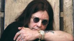 Ozzy Osbourne adopta a perrito callejero que sufrió quemaduras graves