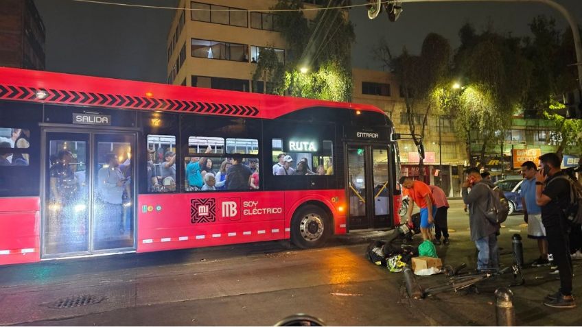 Metrobús de línea 4 atropella a motociclista; circulaba en contraflujo