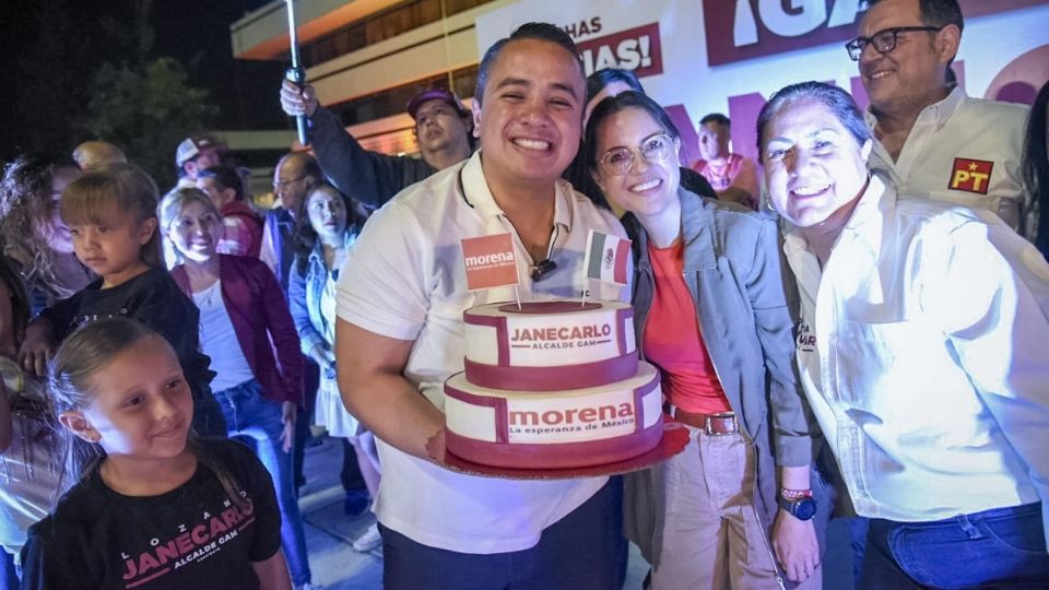 Lozano celebró haber ganado la eleción en la alcaldía Gustavo A Madero.