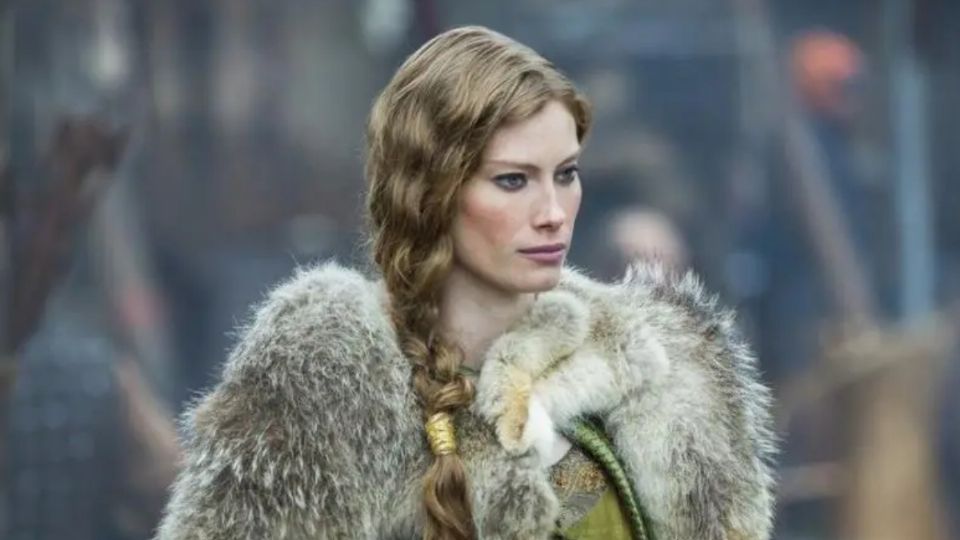 La actriz Alyssa Sutherland interpretó a la reina vikinga Aslaug quien también era una völva