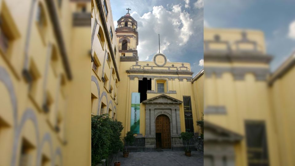 El recinto, casi oculto frente a la Alameda Central, guarda siglos de historia.