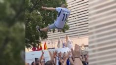 VIDEO: fan del Real Madrid se rompe la espalda al aventarse de camión sin ser atrapado por sus colegas