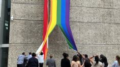 Rompen bandera de la comunidad LGBT+ en edificio de Infonavit; titular acusa a líder sindical y denuncia homofobia