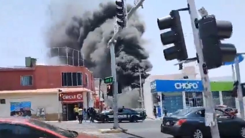 Así rescataron a un trabajador de fuerte incendio que consumió ferretería en Querétaro