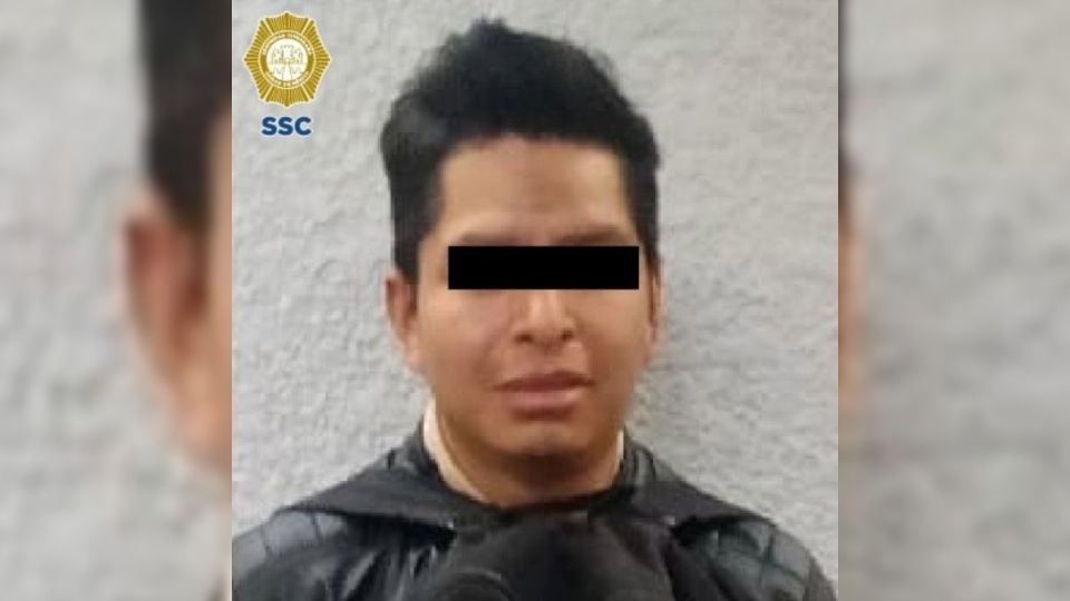 El sujeto fue aprehendido con fotos de la oficial de policía en su celular.