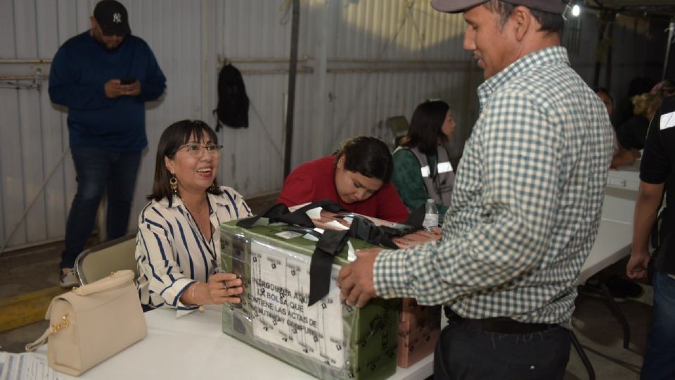 Un paquete electoral con votos recabados durante la jornada del 2 de junio.