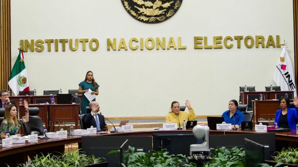 Acudirán al INE para pedir a su presidenta que no demore más la discusión.