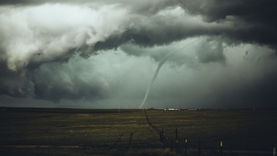 Aunque se esperan vientos, lluvias y hasta torbellinos, el calor en México no se irá.