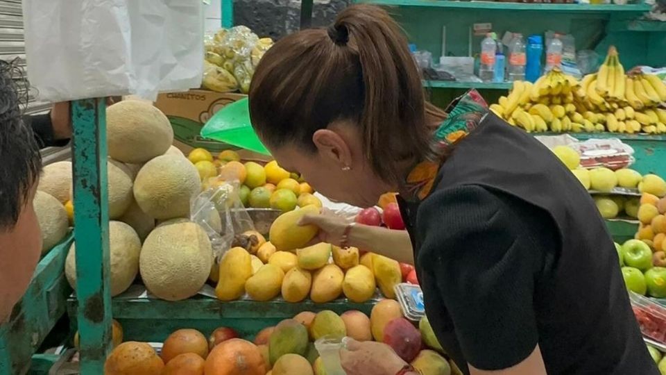 Claudia Sheinbaum comprando en el mercado