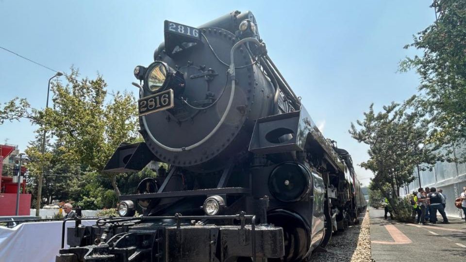 Locomotora 'La Emperatriz' se instala en CDMX