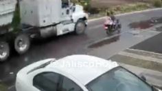 IMÁGENES FUERTES: Motociclista cae en un bache y lo aplasta un tráiler, hay 2 muertos y una mujer herida