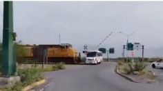 VIDEO: el impactante momento en que un tren embiste a un camión de personal en Nuevo León