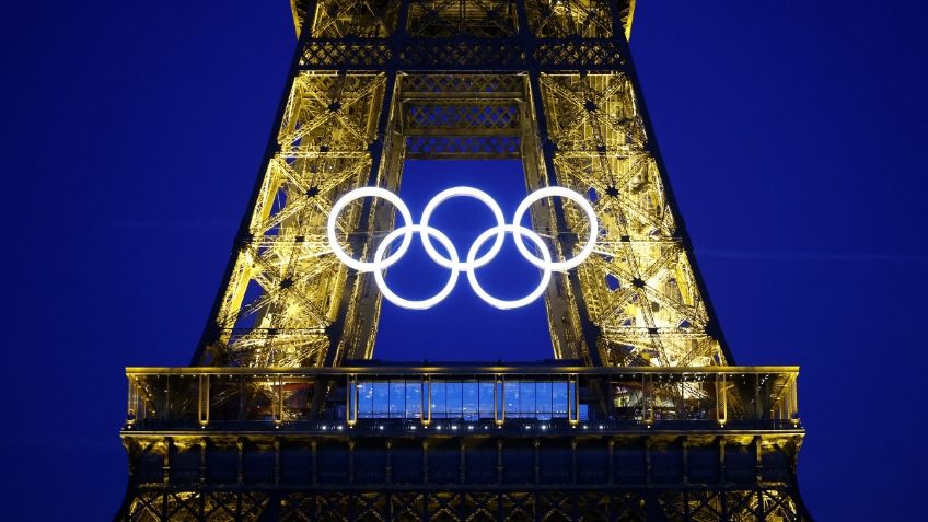 París: miles de turistas acuden a tomarse la foto a la Torre Eiffel tras la colocación de los aros olímpicos