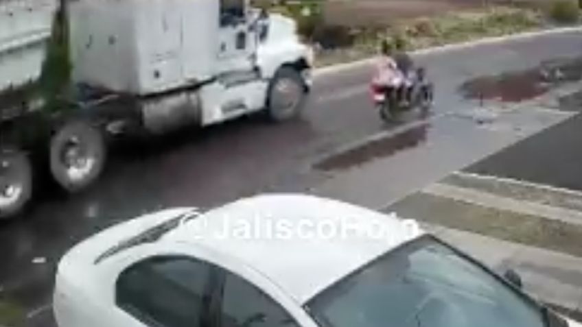 IMÁGENES FUERTES: Motociclista cae en un bache y lo aplasta un tráiler, hay 2 muertos y una mujer herida