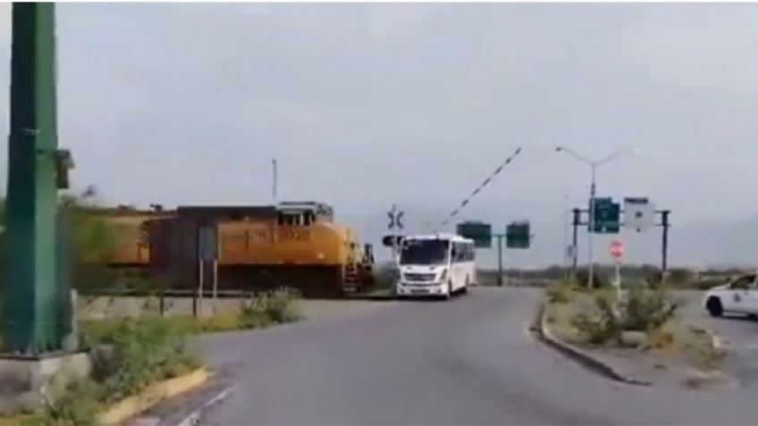 VIDEO: el impactante momento en que un tren embiste a un camión de personal en Nuevo León