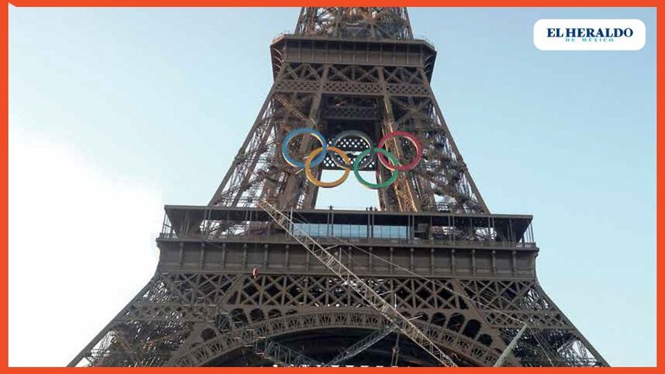 La Torre Eiffel, monumento emblemático de París, se vistió de gala