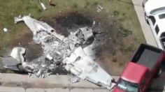 IMÁGENES FUERTES: avión se estrella en el patio delantero de una casa, vecinos rescatan a las víctimas