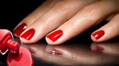 Descubre los 3 diseños de uñas color rubí para presumir una manicura original