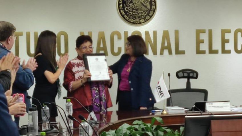 INE entrega constancia de mayoría como senadora electa a Ernestina Godoy