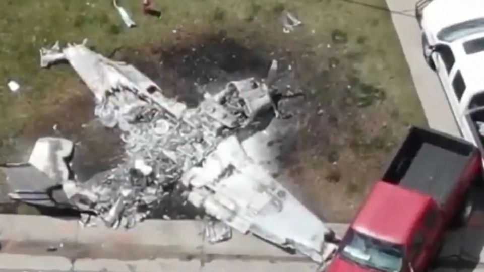 El avión se estrelló en el patio de una casa.