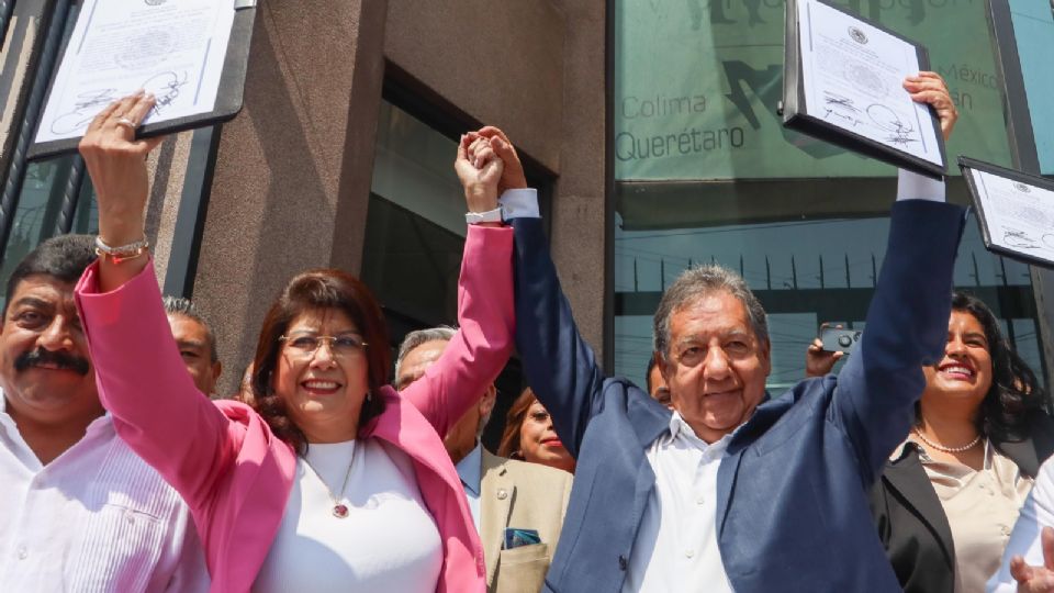 Mariela Gutiérrez e Higinio Martínez, quienes recibieron su constancia de mayoría.