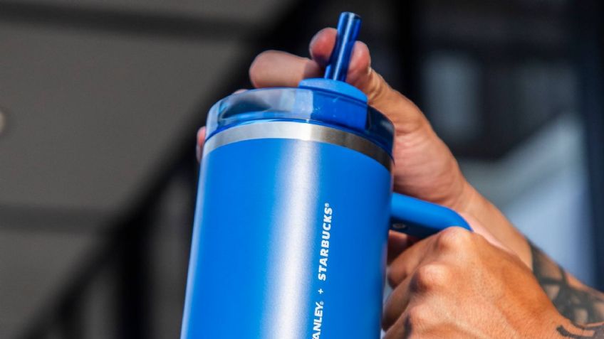 ¡Starbucks y Stanley lo hacen de nuevo! Este es el NUEVO VASO azul que ya es el favorito en redes