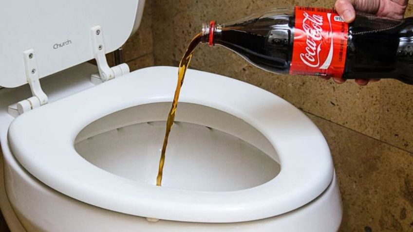 Esta es la fórmula mágica para limpiar el sarro de tu baño usando Coca-Cola