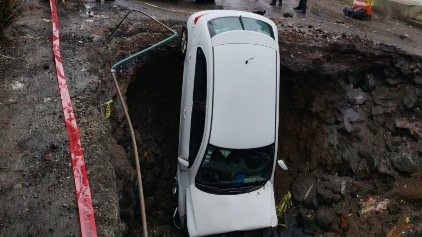 Así fue como un enorme socavón se tragó un auto en la alcaldía Xochimilco por las fuertes lluvias