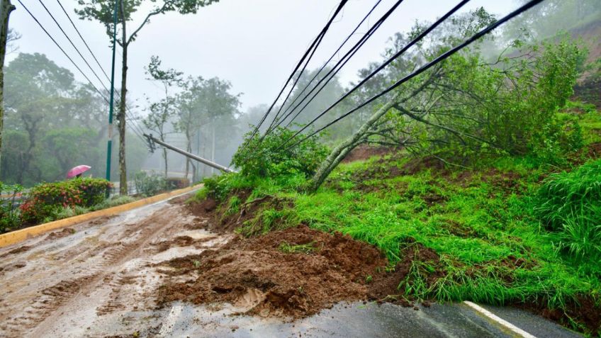 Municipios inundados y cerros desgajados deja tormenta tropical “Chris” en Veracruz