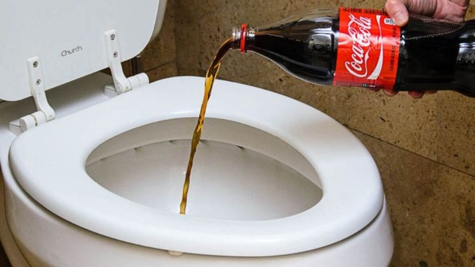 Una vez que aplicaste la Coca-Cola, enjuaga y limpia con jabón para baño