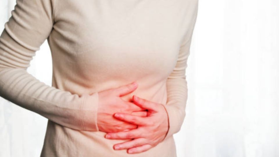 La colitis puede causar síntomas como dolor abdominal, distensión del abdomen, diarrea, fatiga, incluso fiebre.