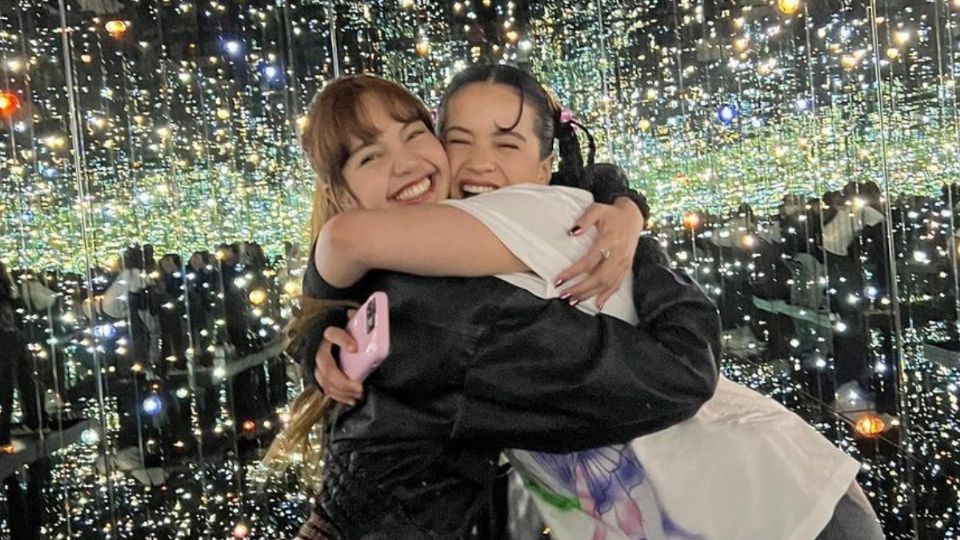 Lisa junto a Rosalía en un museo de Los Ángeles en 2023.