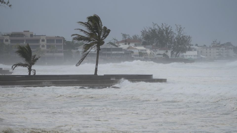 El huracán Beryl tocó tierra en Barbados y continúa su avance hacia la península de Yucatán.