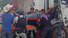 Rescatan a conductor que quedó prensado entre los fierros retorcidos de un camión en Oaxaca