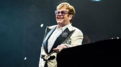 Elton John es señalado por supuestamente orinar en una botella dentro de una tienda de lujo ubicada en Francia