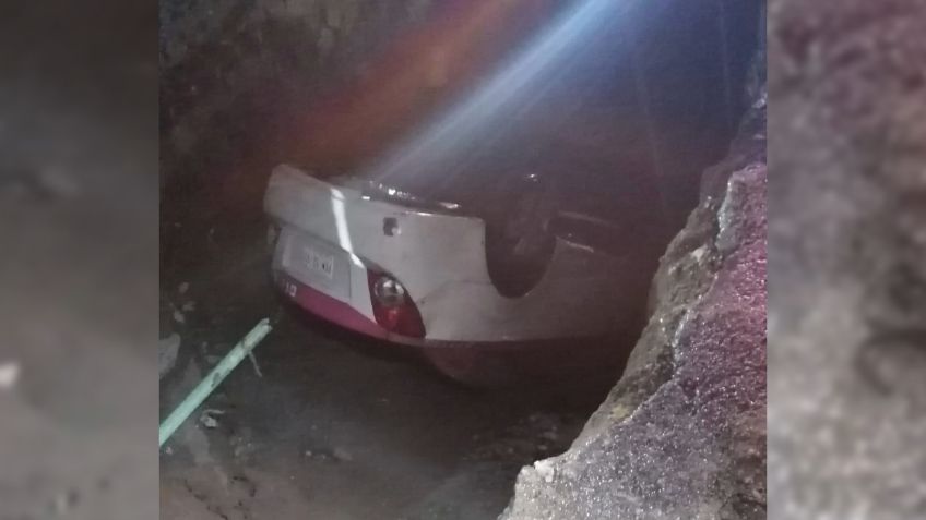 FOTOS: taxi cae en excavación abierta en Iztapalapa