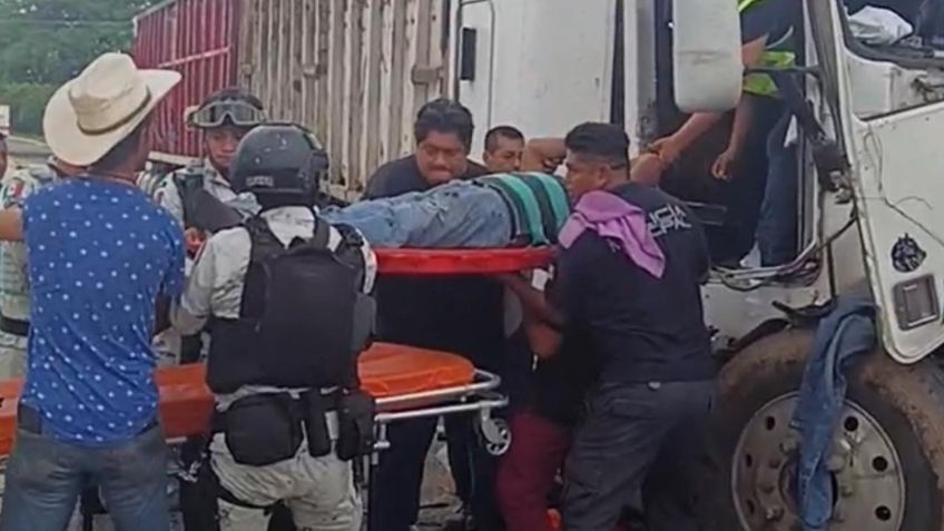 Rescatan a conductor que quedó prensado entre los fierros retorcidos de un camión en Oaxaca