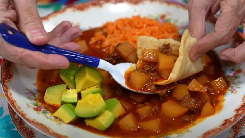 Aprende a preparar este riquísimo caldo de carne molida y chiles secos, perfecto para disfrutar en temporada de lluvias